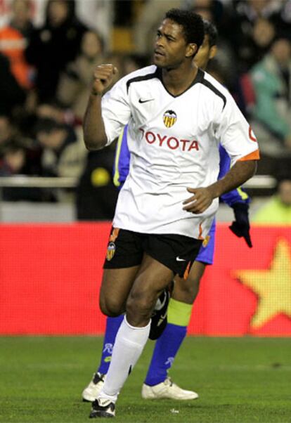 Patrick Kluivert celebra su gol contra el Zaragoza.