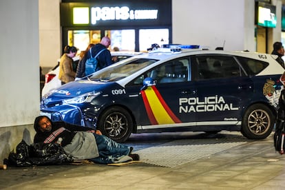 Las personas sin hogar pueden dormir en Gran Vía legalmente al ser un espacio público.