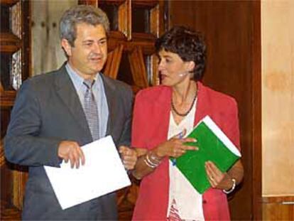 El consejero de Salud, Francisco Vallejo, y la portavoz del Gobierno andaluz, Montserrat Badía.