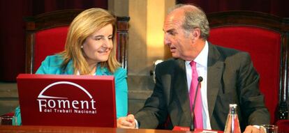 Joaquim Gay de Montell&aacute;, presidente de la patronal catalana, Fomento del Trabajo, con la ministra de Empleo, F&aacute;tima B&aacute;&ntilde;ez.