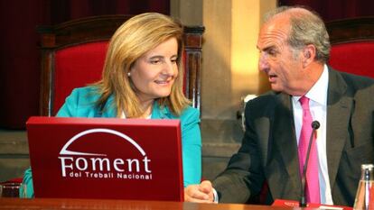 Joaquim Gay de Montell&aacute;, presidente de la patronal catalana, Fomento del Trabajo, con la ministra de Empleo, F&aacute;tima B&aacute;&ntilde;ez.