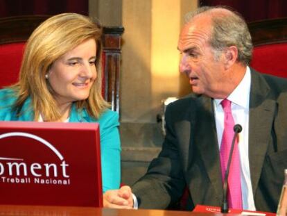 Joaquim Gay de Montell&aacute;, presidente de la patronal catalana, Fomento del Trabajo, con la ministra de Empleo, F&aacute;tima B&aacute;&ntilde;ez.