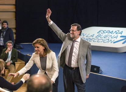 La secretaria general del Partido, María Dolores de Cospedal, y el presidente del Gobierno, Mariano Rajoy, saludan a su llegada este sábado a la Convención Nacional del PP que se celebra en Valladolid.