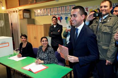 El líder italiano del movimiento Cinco Estrellas, Luigi Di Maio, cota este domingo en Pomigliano d'Arco, Italia