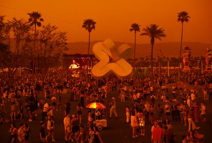 El tradicional atardecer californiano cae sobre los asistentes a Coachella. 