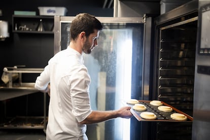 El flan parisién de la pastelería Hofmann se hornea a diario en el obrador especializado en bollería. 