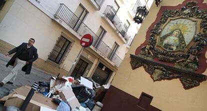 Basura acumulada alrededor de unos contenedores en el centro de Sevilla.