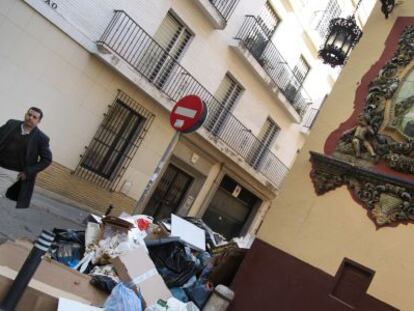 Basura acumulada alrededor de unos contenedores en el centro de Sevilla.