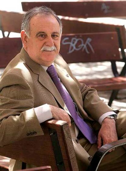 Juan Carlos Rodríguez Búrdalo, el pasado viernes, sentado en un banco de un bulevar del distrito de Moncloa (Madrid).
Rodríguez Búrdalo, con uniforme de general.