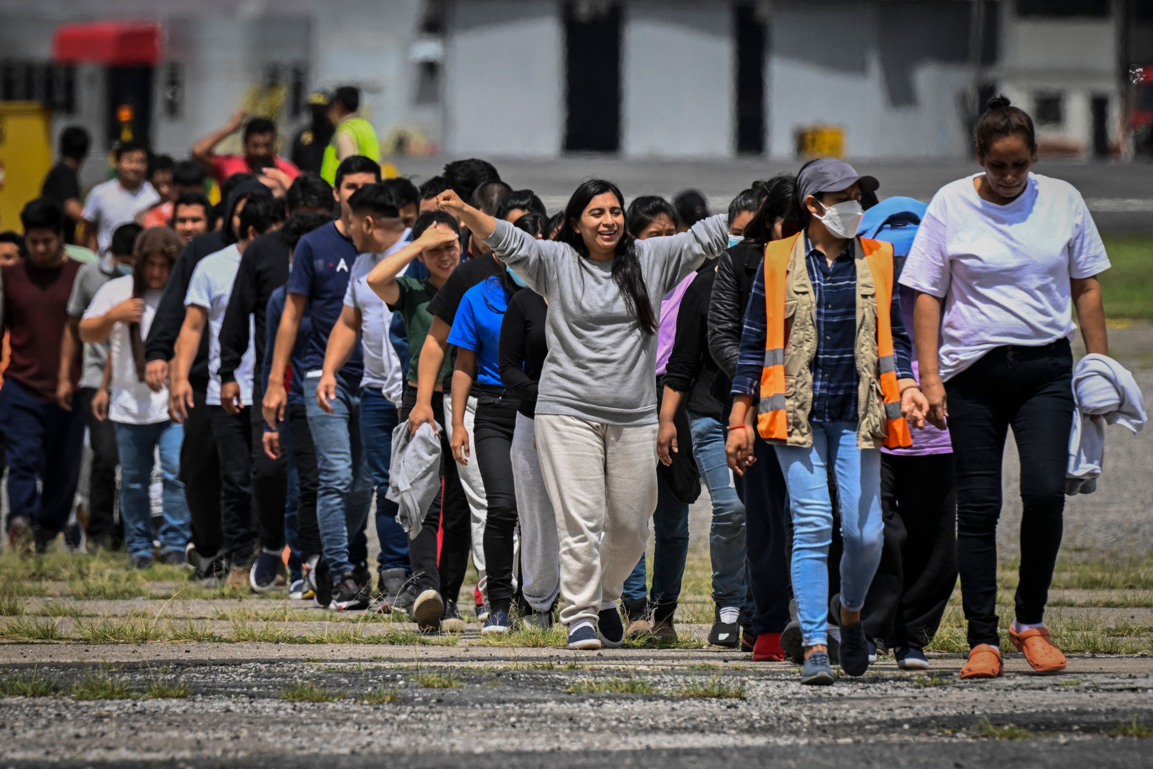 Inmigrantes guatemaltecos deportados este mes de Estados Unidos, a su llegada a Ciudad de Guatemala.