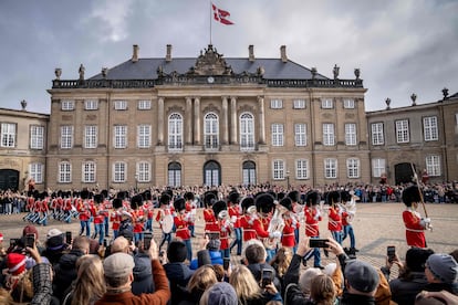 La Guardia Real de Dinamarca desfiló el domingo en la plaza central del palacio Amalienborg como parte de los eventos del decimoctavo cumpleaños del príncipe Christian. 