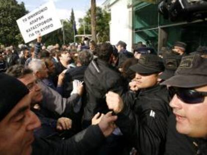 Efectivos de las fuerzas de seguridad se enfrentan a manifestantes de Asociaciones Familiares que protestan junto al Parlamento, en Nicosia. EFE/Archivo