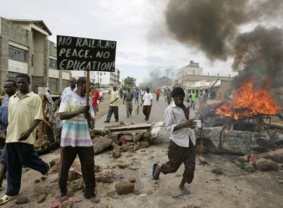 Los seguidores del líder opositor, Raila Odinga, se han desplazado hasta el centro de Nairobi contra el presidente. En Kisivu también se han producido enfrentamientos.