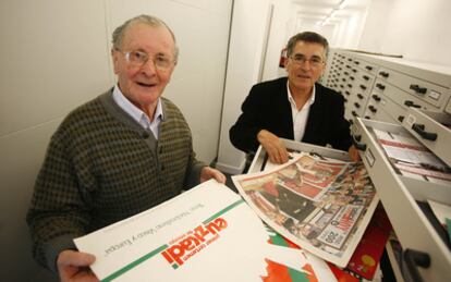 Juan José Agirre (izquierda) junto a Joan Mari Torrealdai, ayer en el archivo de los benedictinos de Lazkao.