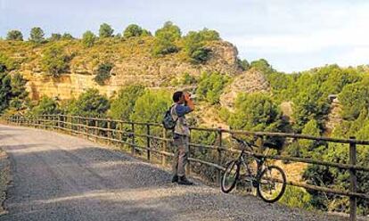La Vía Verde del Noroeste, en Murcia, discurre por el viejo trazado férreo de un tren de vía estrecha, que se recorre en unas tres horas en bicicleta.