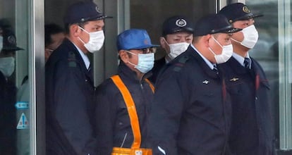 Guardas de un centro de detenci&oacute;n escoltan, este mi&eacute;rcoles, a un hombre (2i) que se cree podr&iacute;a ser el expresidente de Nissan Motor Carlos Ghosn al quedar en libertad bajo fianza en Tokio (Jap&oacute;n). Ghosn habr&iacute;a salido del centro de reclusi&oacute;n disfrazado con un mono de trabajo, 