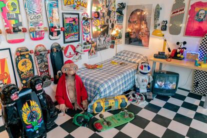 Una habitació dels 80 plena de skates que es pot veure a Casa Seat.