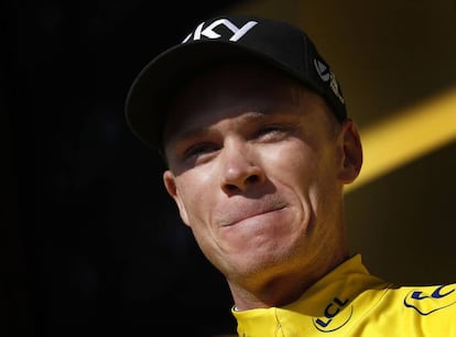 El británico Christopher Froome celebra un podio.