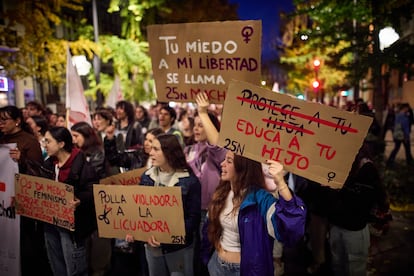 Varias universitarias sujetan pancartas durante la manifestación de este lunes en Granada.