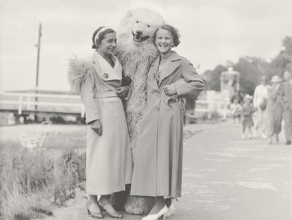 Uma pessoa vestida como um urso polar e alguém posando espontaneamente com um personagem tão curioso é o fio condutor do livro 'Polar Bears'.