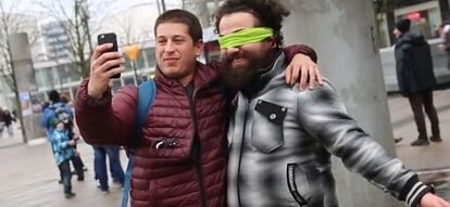 Imagen del vídeo que Firas al-Shater (derecha) colgó en YouTube.