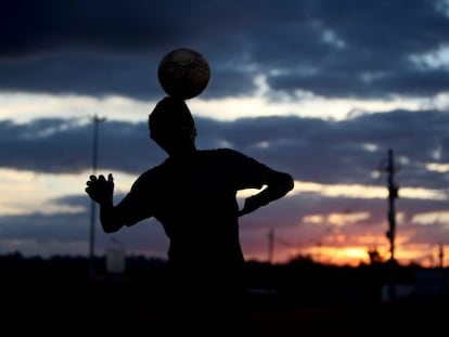 Um menino equilibra a bola na cabe&ccedil;a, ontem em Bras&iacute;lia.