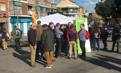 La caseta atacada que Vox ha instalado este jueves en Vallecas.