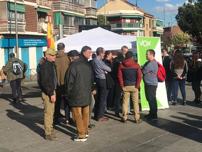 La caseta atacada que Vox ha instalado este jueves en Vallecas.