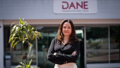 La directora del DANE, Piedad Urdinola, frente a las instalaciones de la institución, en septiembre de 2022.