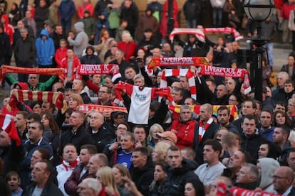 Hinchas del Liverpool, ayer, en Anfield