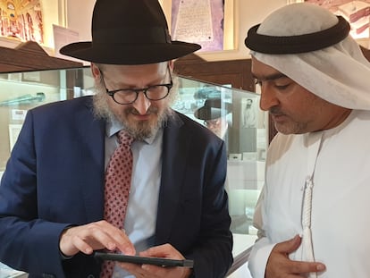 El rabino Mendy Chitrik (izquierda) con Ahmed Obaid al Mansoori en la exposición sobre el Holocausto en Dubái, el pasado jueves.