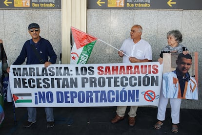 Manifestantes sostienen el lunes 23 de septiembre de 2024 una pancarta que rechaza la deportación de los saharauis inadmitidos en el aeropuerto de Barajas, en Madrid.