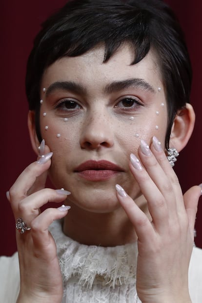 Greta Fernández, nominada a mejor actriz protagonista por La hija de un ladrón, acudió con el maquillaje más rompedor. Lo firmaba David Bello y lo realizó con productos de Chanel.