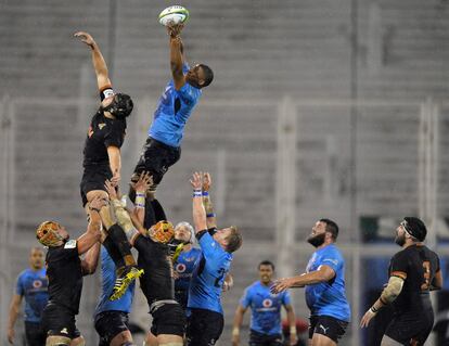 Marvin Orie atrapa la pelota durante el partido de Super Rugby en el estadio José Amalfitani en Buenos Aires, Argentina.