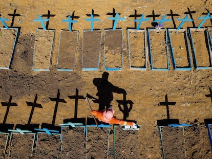 Un trabajador cava tumbas para víctimas de covid-19 en Manaos, Brasil, en junio.