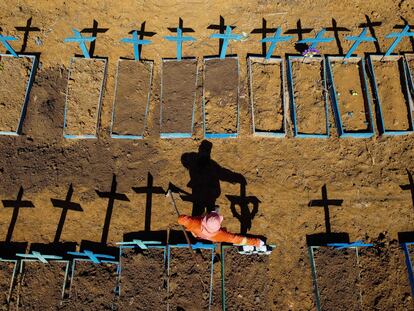 Un trabajador cava tumbas para víctimas de covid-19 en Manaos, Brasil, en junio.