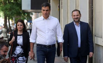 Llegada de Pedro Sánchez a la sede del PSOE en la calle de Ferrraz de Madrid, junto a Adriana Lastra y José Luis Ábalos.