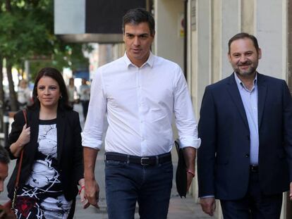 Llegada de Pedro S&aacute;nchez a la sede del PSOE en la calle de Ferrraz de Madrid, junto a Adriana Lastra y Jos&eacute; Luis &Aacute;balos.