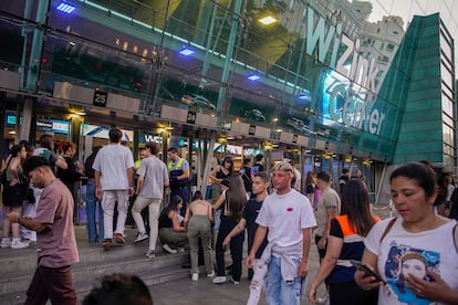 Seguidores del músico puertorriqueño Eladio Carrión acceden al WiZink Center por la puerta de la Calle Goya, el viernes a las 21.00.