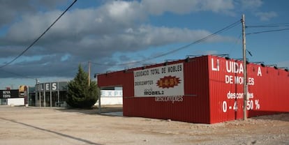 Las empresas del sector del mueble de La Sénia pasan grandes dificultades.