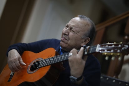 Paco Cepero, durante la entrevista, tocando la guitarra.