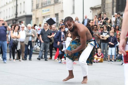 Bolewa Sabourin en una actuación en la calle. Imagen cedida por el artista.