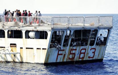 La primera opción del MSF es siempre trasladar a los migrantes a otra nave para poder seguir buscando pateras. Y aunque no les gusta demasiado dejar a los migrantes en manos de militares (que les dispensan un trato menos humano, los uniformados los reciben con mascarilla y los fotografían de frente y perfil) el Dignity debe transferir los 472 migrantes a un buque militar italiano, el Avere.