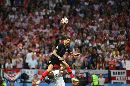 O zagueiro croata Sime Vrsaljko salta acima do inglês Ashley Young durante a semifinal, em 11 de julho de 2018.