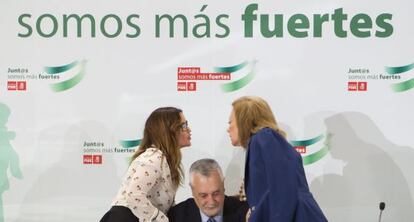 Griñán, entre Amparo Rubiales (derecha) y la diputada Verónica Pérez.