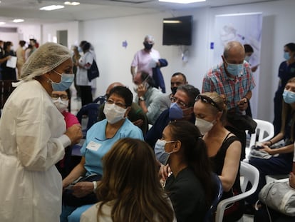 Una enfermera se dirige a un grupo de pacientes en un hospital de Medellín.