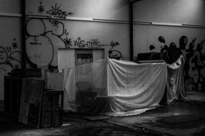 Entrada a una casa, en la que fue una escuela de Lisboa, hoy abandonada. Todos los residentes viven sin agua ni electricidad. La mayoría tiene trabajo y sus empleadores no saben que no tienen una casa en la que vivir.
