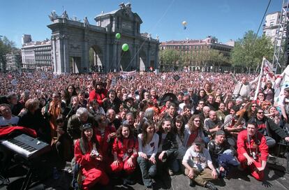 Madrid, 6/04/2003. Concierto por la paz y contra la guerra en Irak en la Puerta de Alcalá.