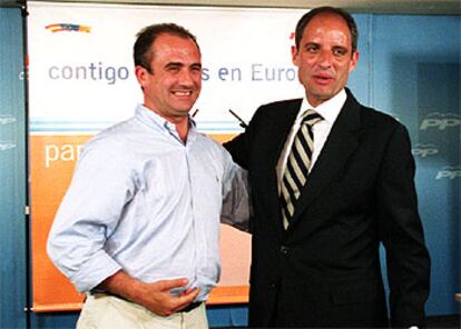 El secretario general del PP, Juan Manuel Cabot, junto al presidente Francisco Camps.