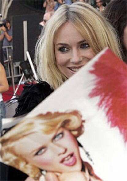 Naomi Watts firma autógrafos en el cartel de <i>We don't live here anymore.</i>
